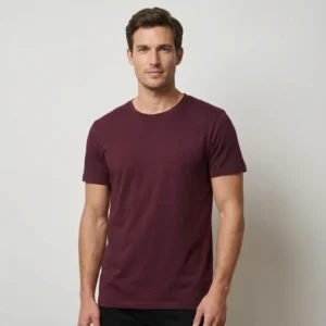 Ekologisk basic t-shirt i vinröd för herrar.